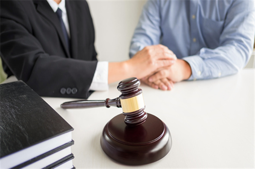 刑事案件原告可不可以出庭(刑事案件原告可不可以出庭审理)